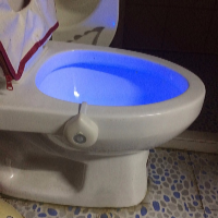 LED osvětlení na WC se senzorem pohybu
